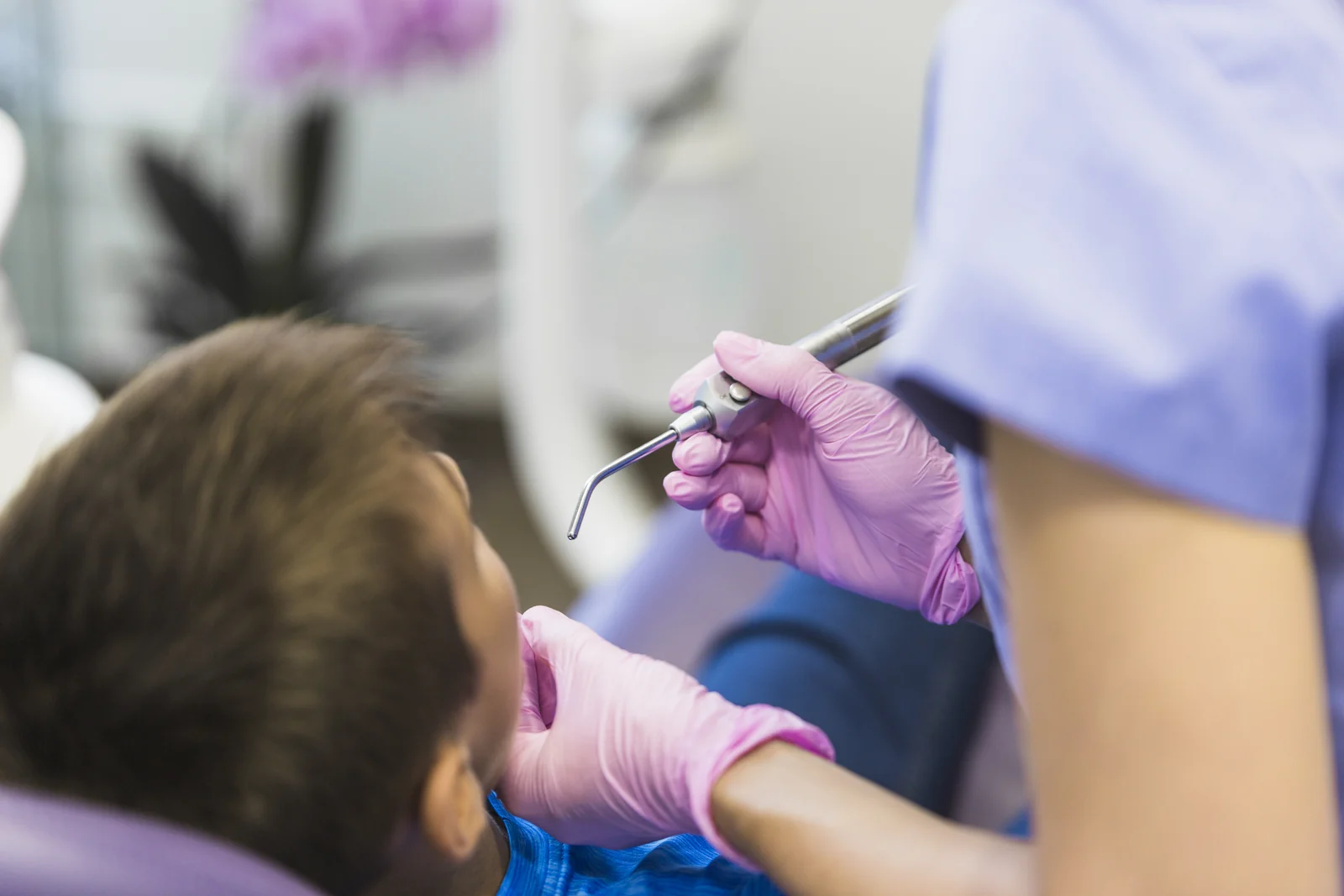 Criança em atendimento odontológico